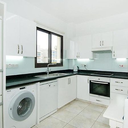 Beautiful 2-Bedroom Apartment - Great Location Paphos Exterior photo