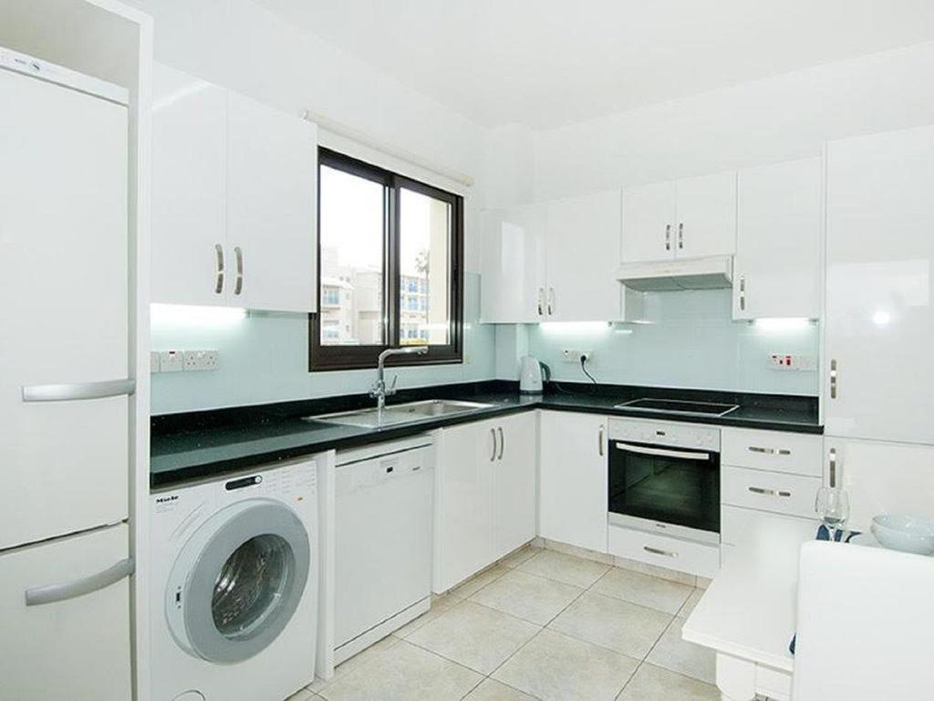 Beautiful 2-Bedroom Apartment - Great Location Paphos Exterior photo