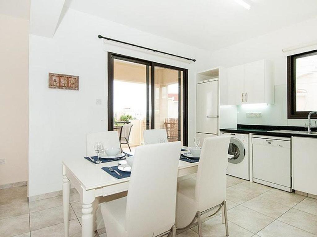 Beautiful 2-Bedroom Apartment - Great Location Paphos Exterior photo
