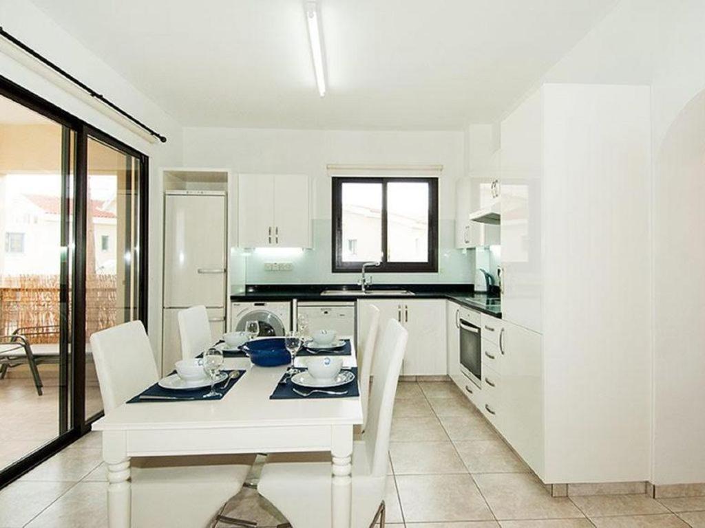 Beautiful 2-Bedroom Apartment - Great Location Paphos Exterior photo