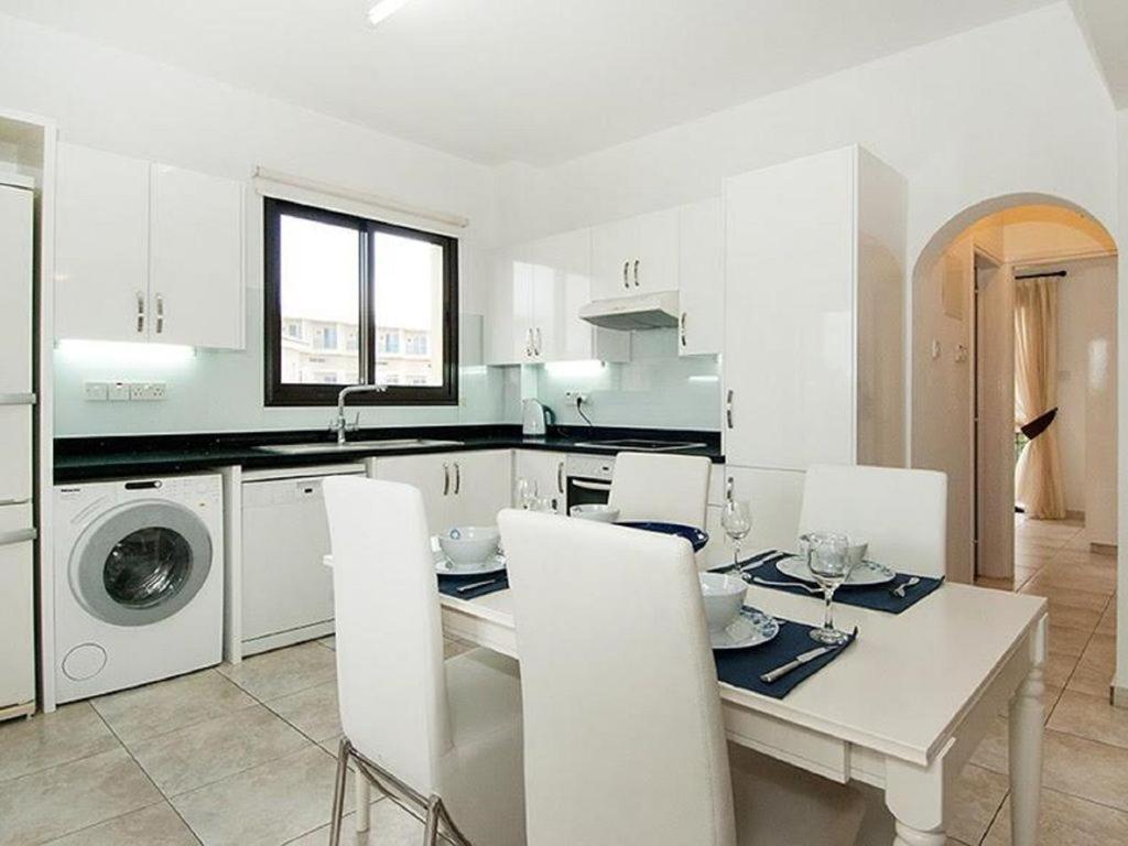 Beautiful 2-Bedroom Apartment - Great Location Paphos Exterior photo
